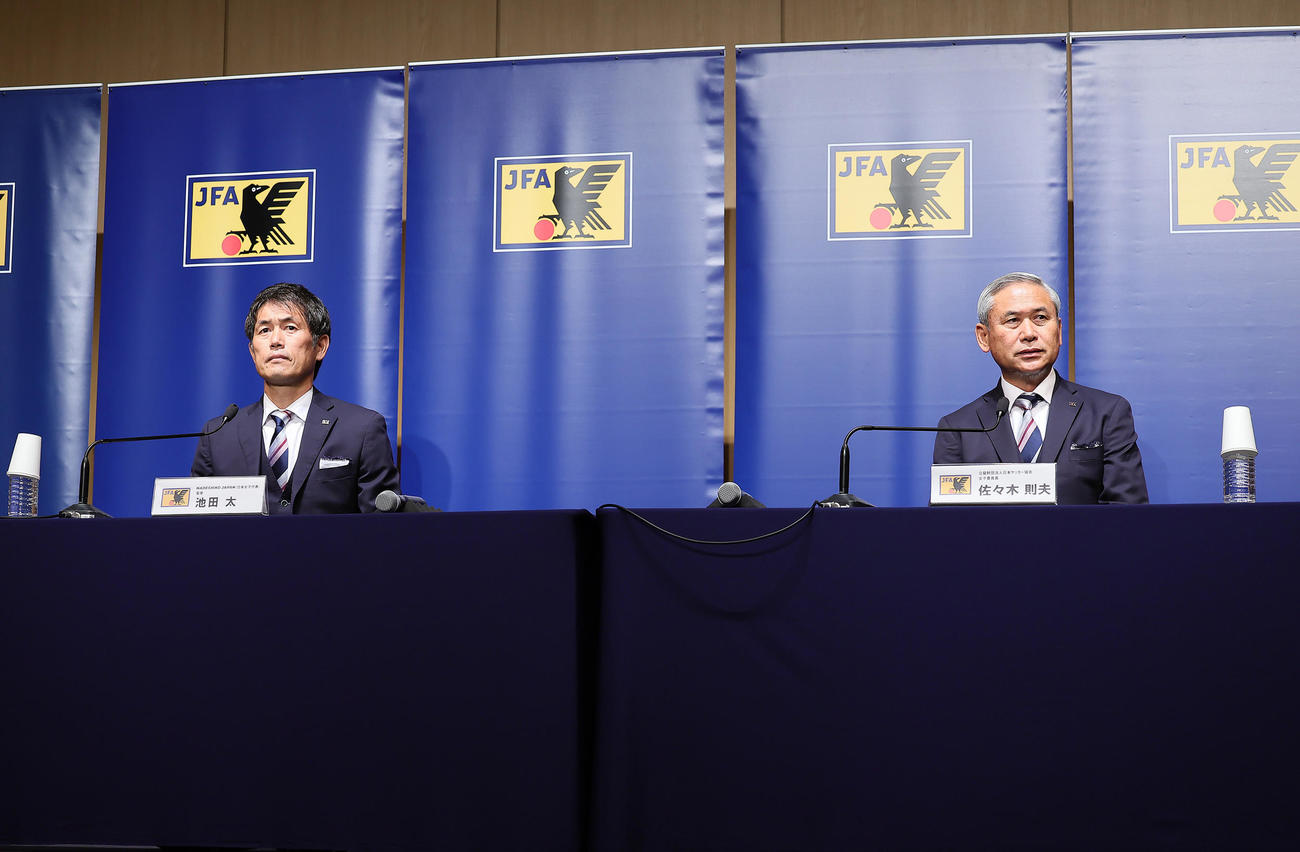 なでしこジャパンパリ五輪メンバー発表会見に臨む池田監督（左）と佐々木女子委員長（撮影・足立雅史）