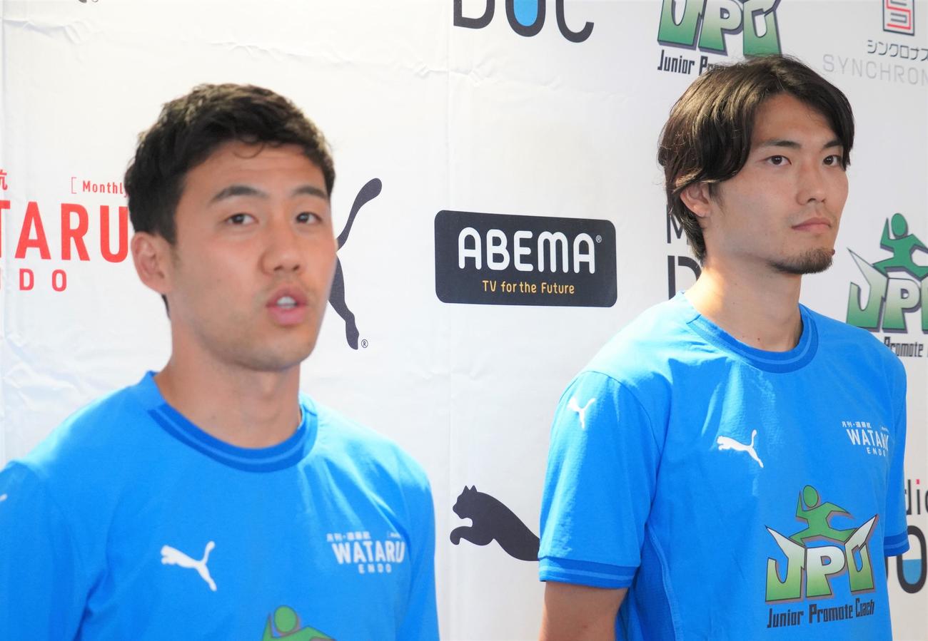 サッカー教室を行った日本代表MF遠藤航（左）とDF町田浩樹（撮影・佐藤成）