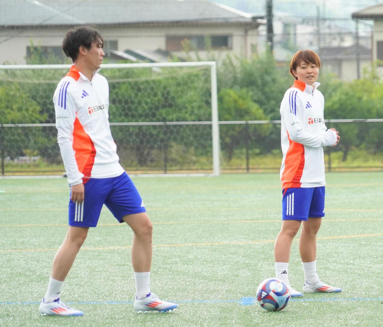「南足柄サッカーフェスタ」を開催した宮沢佳汰さんとひなた（撮影・佐藤成）
