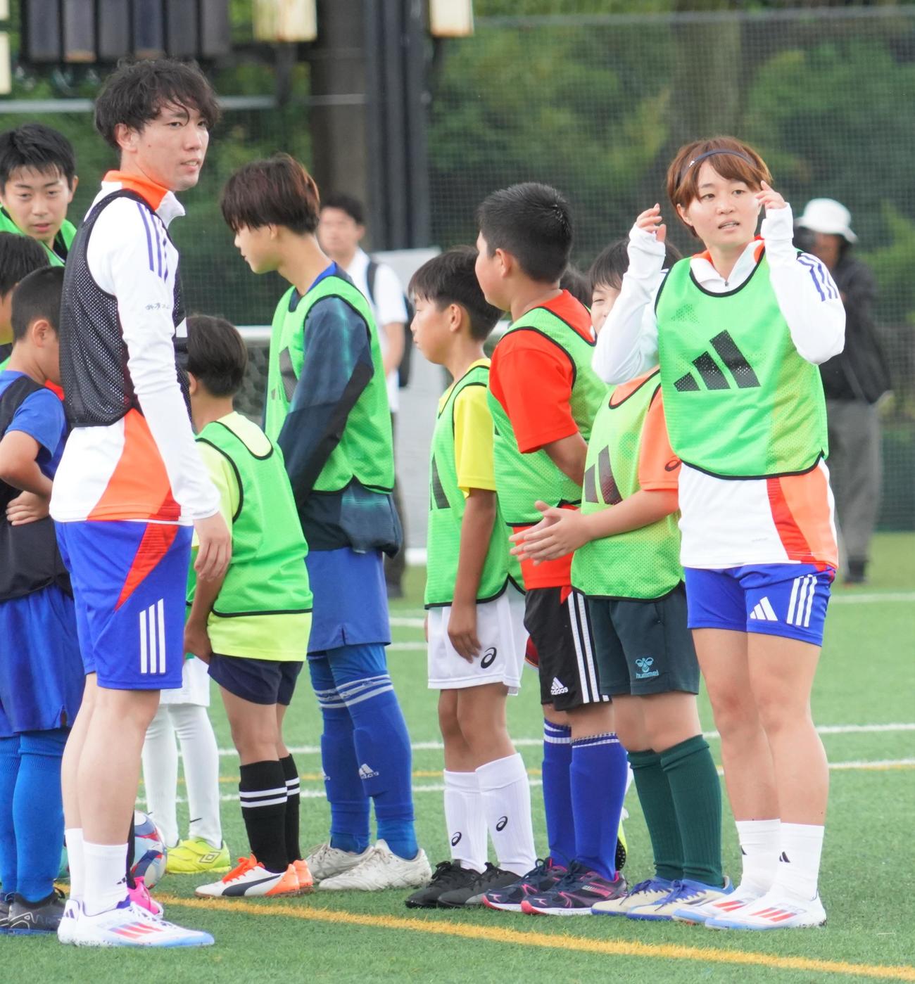 「南足柄サッカーフェスタ」を開催した宮沢佳汰さんとひなた（撮影・佐藤成）