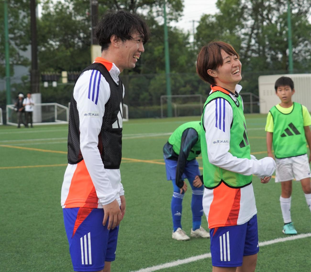 「南足柄サッカーフェスタ」を開催した宮沢佳汰さんとひなた（撮影・佐藤成）