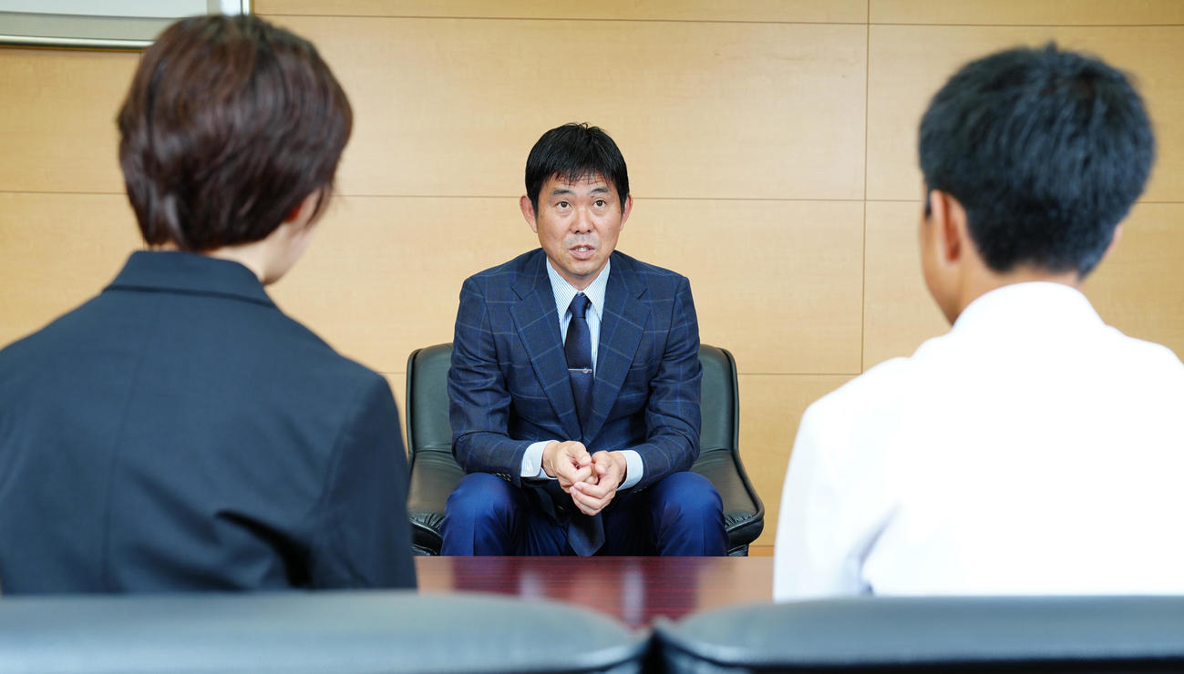 対談に臨むサッカー日本代表森保監督（中央）（撮影・垰建太）