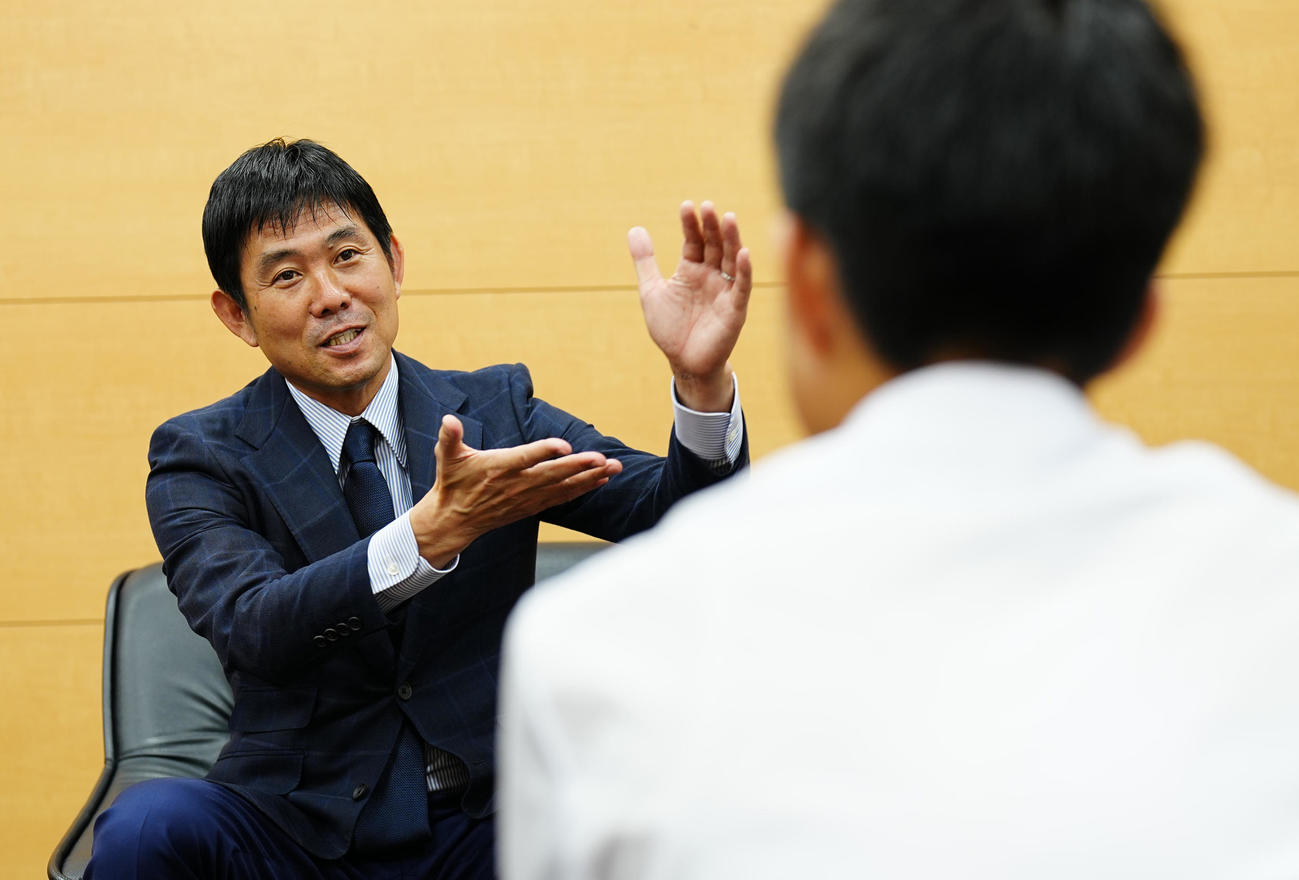 対談に臨むサッカー日本代表森保監督（左）（撮影・垰建太）