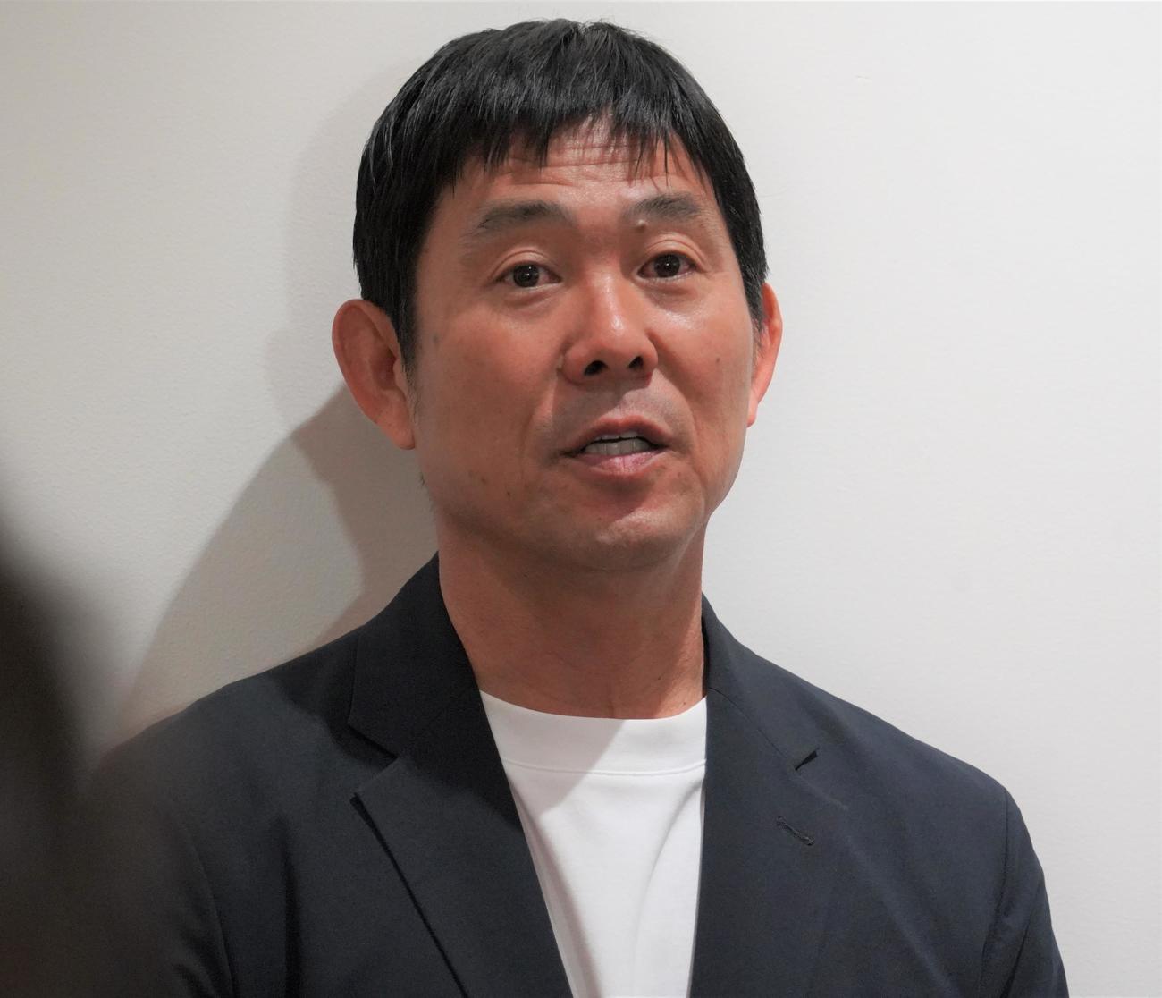 ドイツでの欧州選手権視察から帰国し、空港で取材に応じる日本代表森保一監督（撮影・佐藤成）