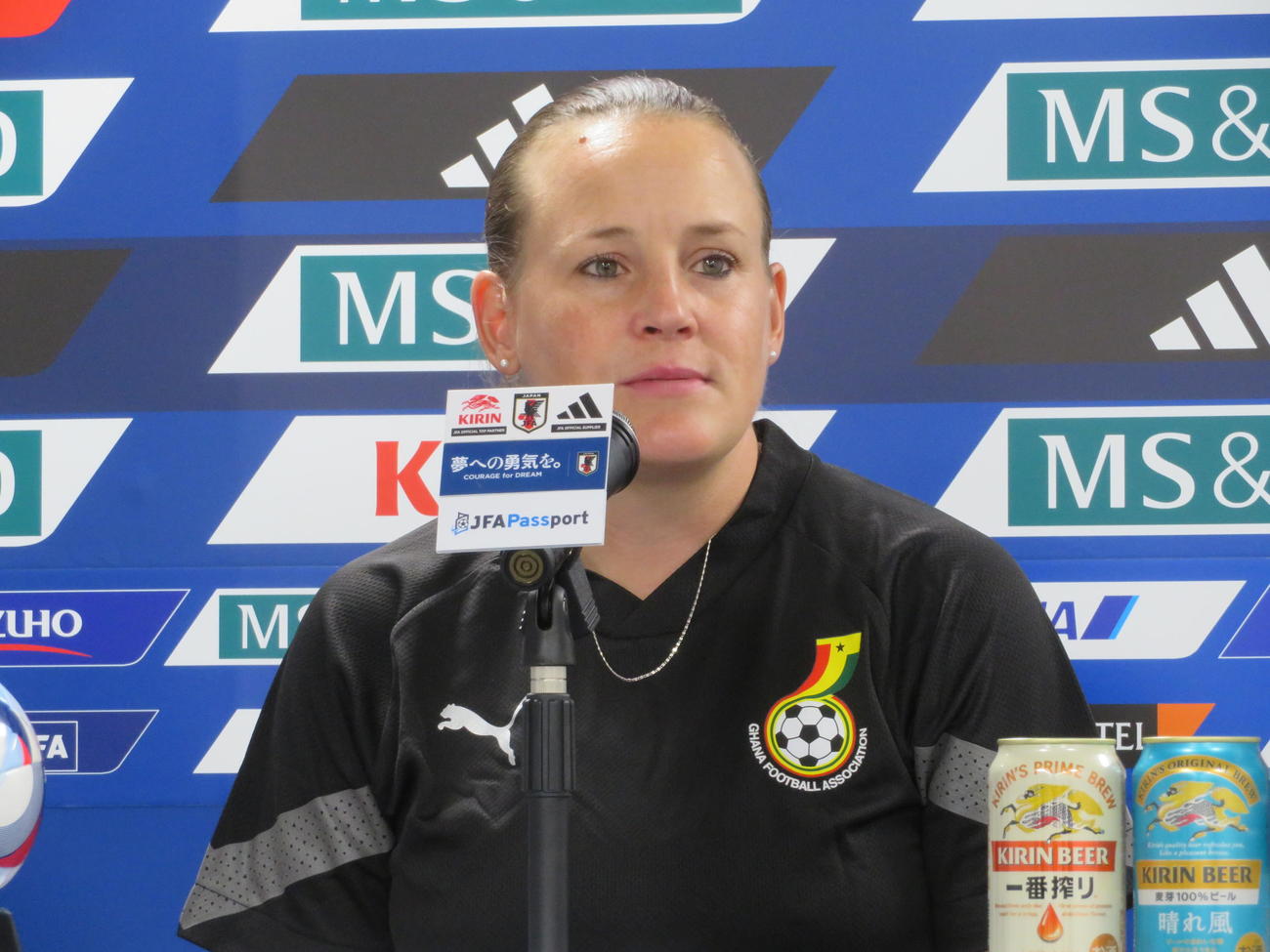 国際親善試合日本対ガーナ戦の前日会見に出席したガーナ代表ノラ・エリザベス・ハウブトゥエル監督（撮影・佐藤成）