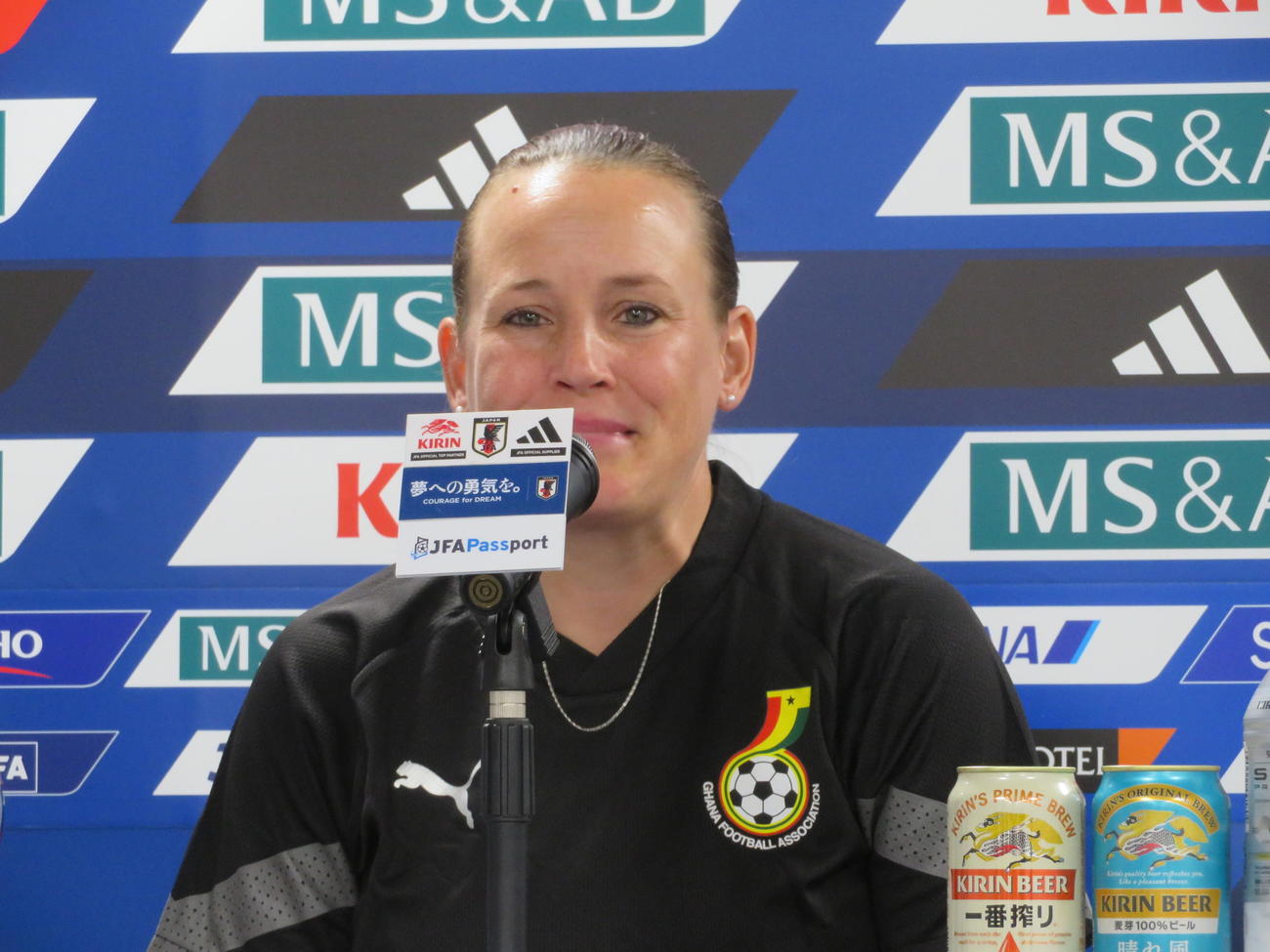 国際親善試合日本対ガーナ戦の前日会見に出席したガーナ代表ノラ・エリザベス・ハウブトゥエル監督（撮影・佐藤成）