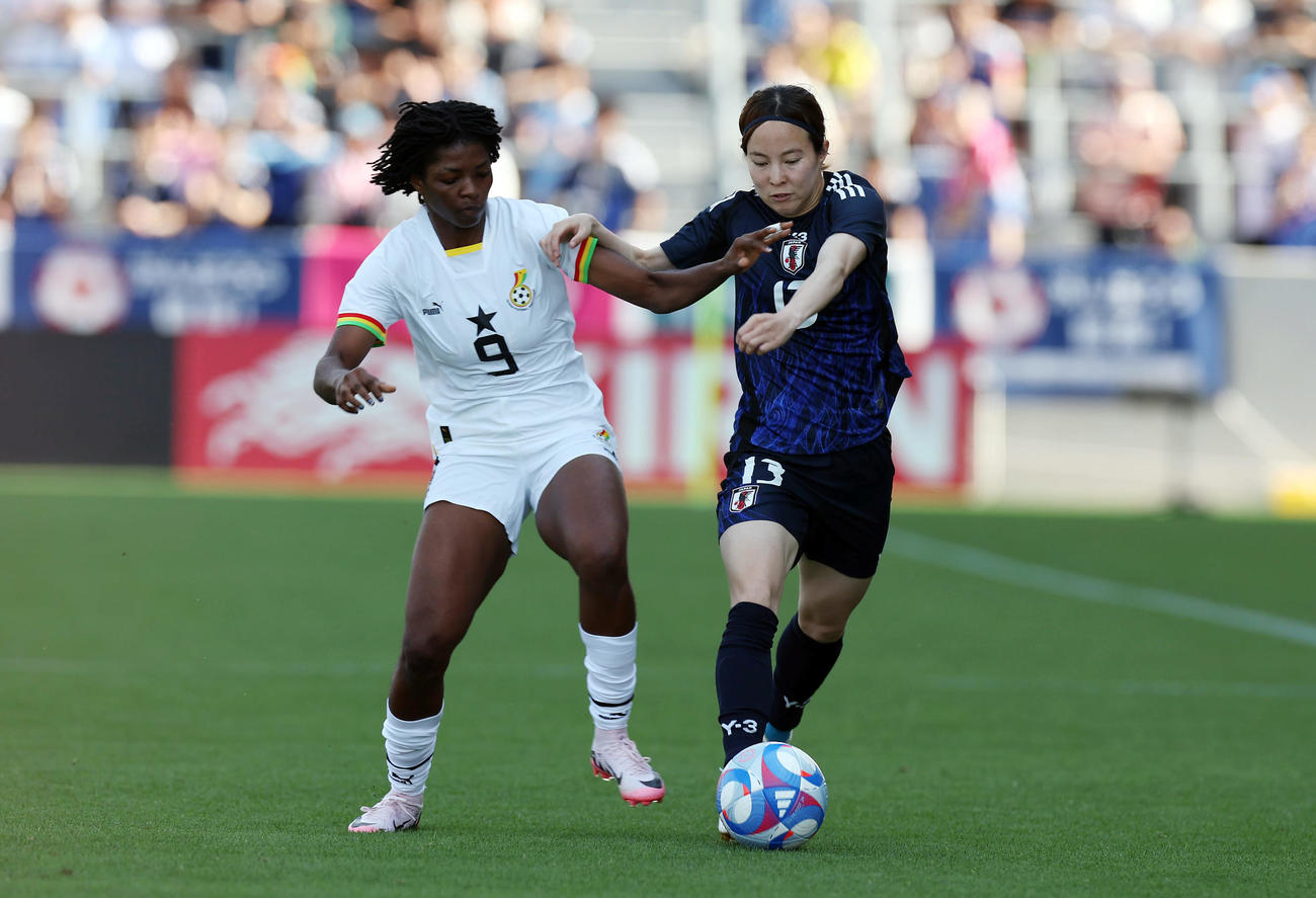 日本対ガーナ　前半、ドリブルで攻め上がる北川（右）（撮影・前田充）