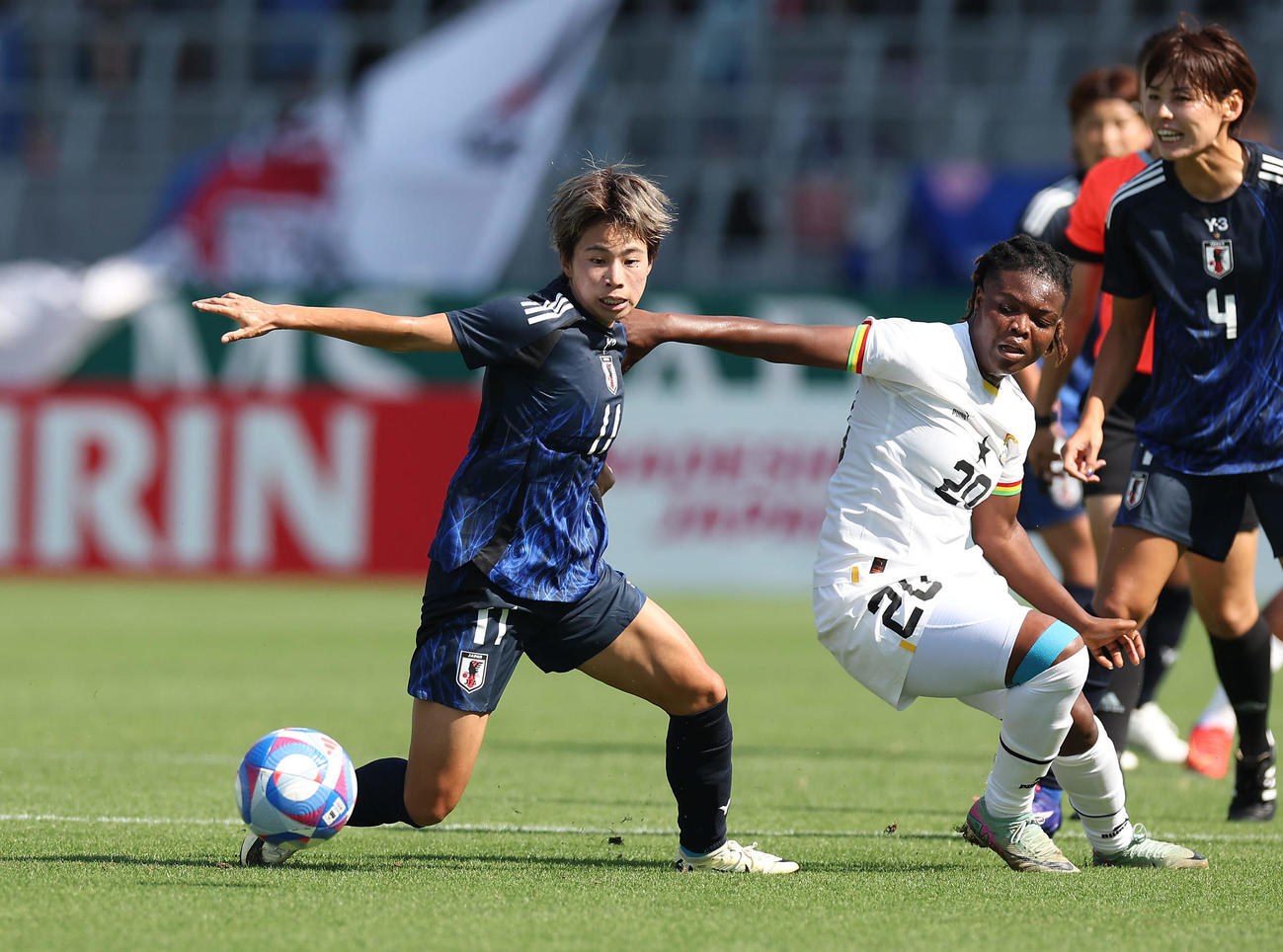 日本対ガーナ　前半、ボールをキープする田中（左）（撮影・前田充）