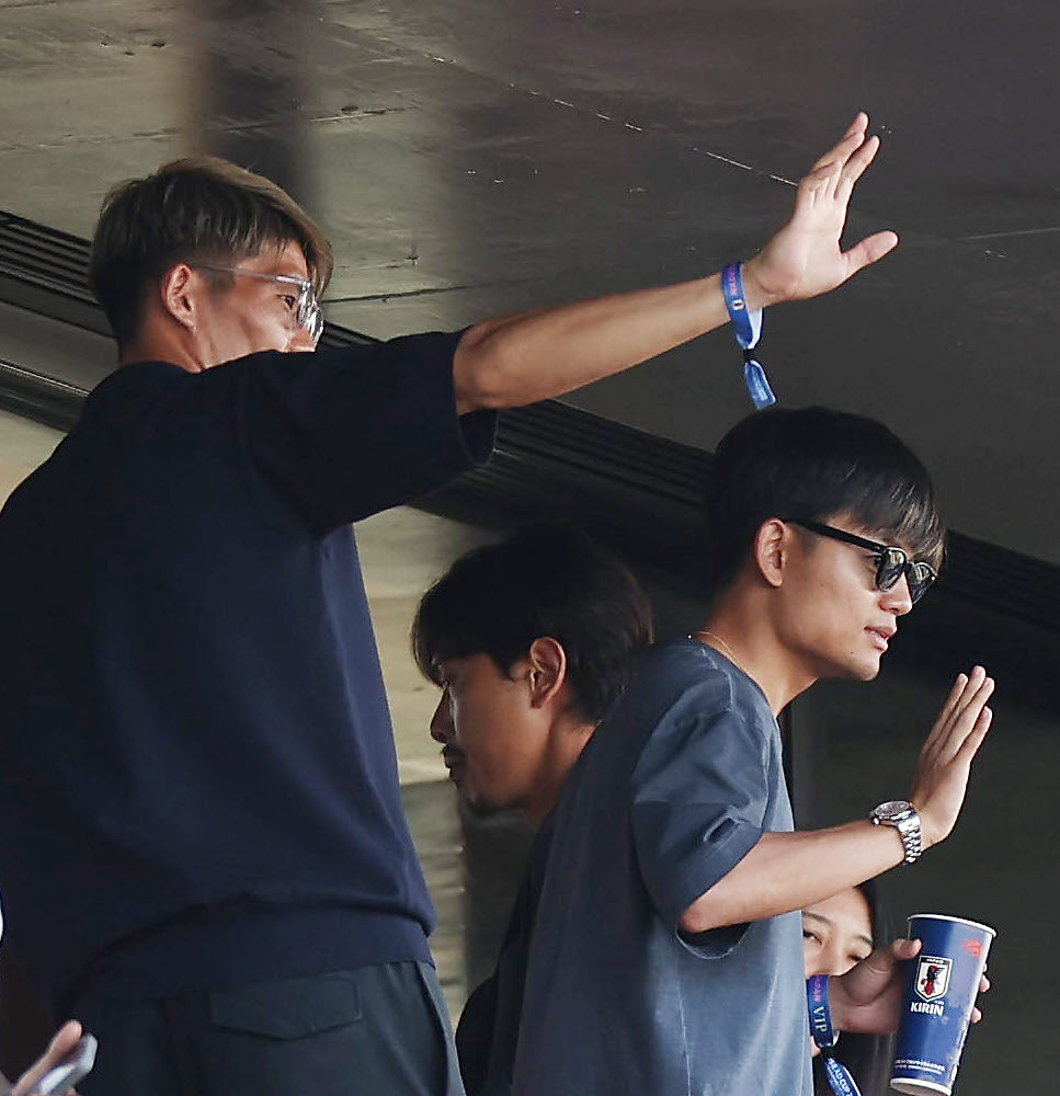 日本対ガーナ　勝利を見届け手を振って引き揚げる冨安（左）と久保（撮影・前田充）