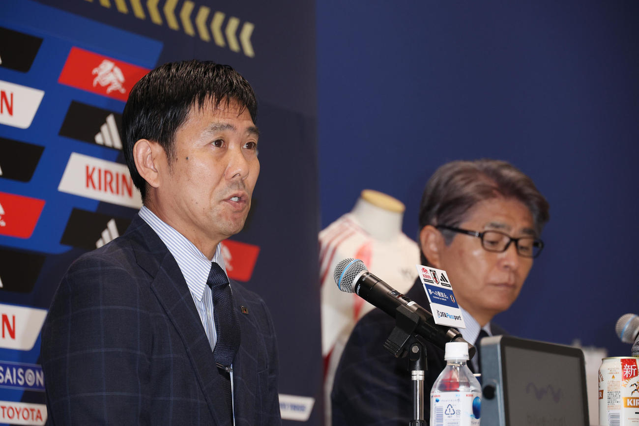 JFA夢フィールド　FIFAワールドカップ26アジア最終予選中国代表戦バーレーン戦のメンバーを発表する日本代表森保一監督（左）と山本昌邦ナショナルチームダイレクター（撮影・中島郁夫）