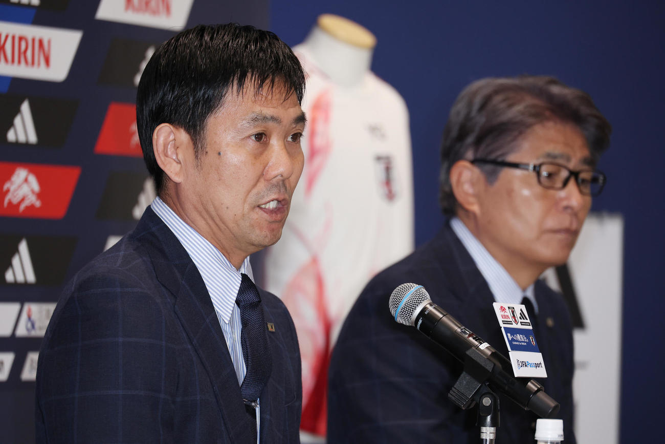のメンバーを発表する日本代表の森保監督（左）と山本ナショナルチームダイレクター（撮影・中島郁夫）