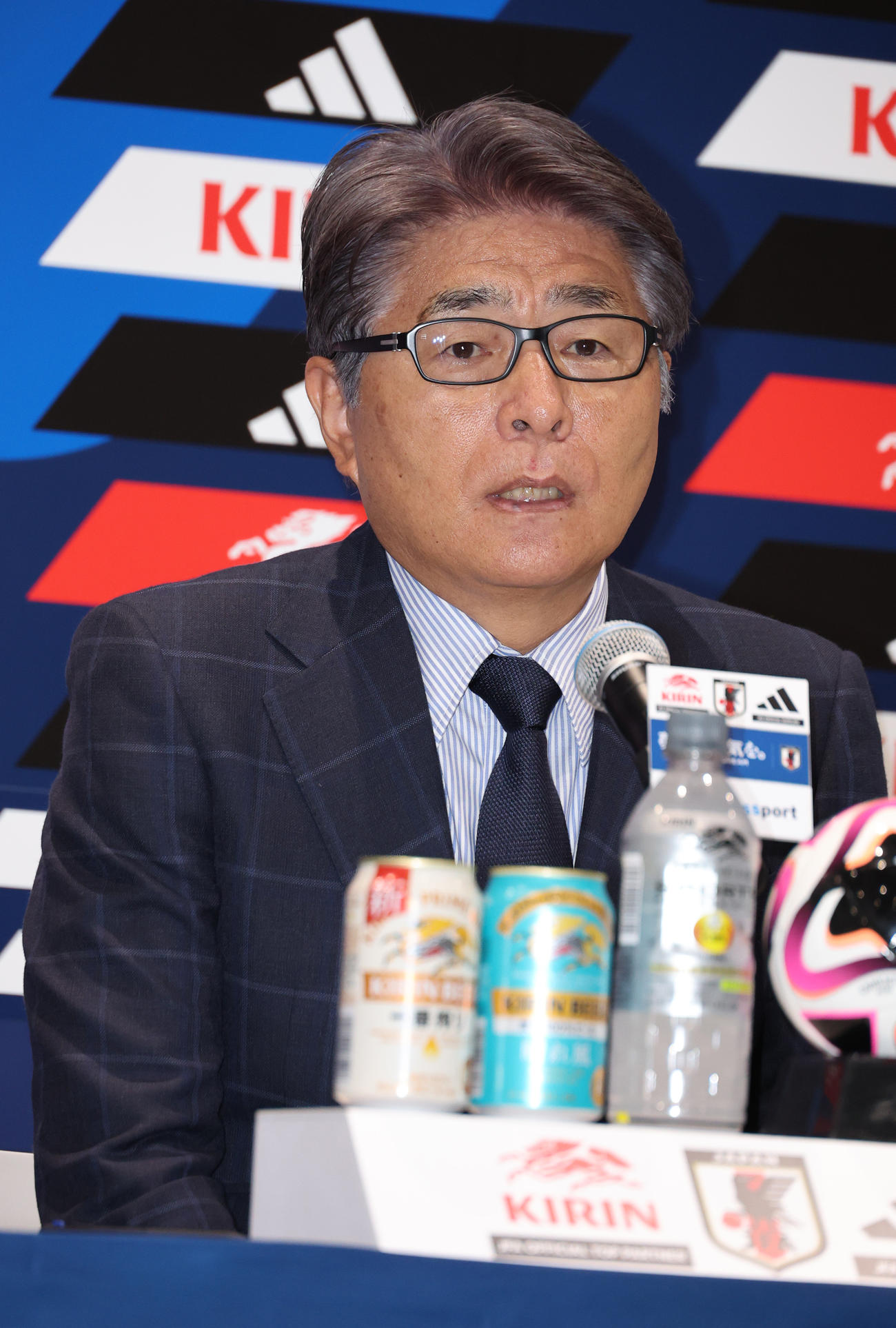 FIFAワールドカップ26アジア最終予選中国代表戦バーレーン戦のメンバーを発表会見する山本昌邦ナショナルチームダイレクター（撮影・中島郁夫）