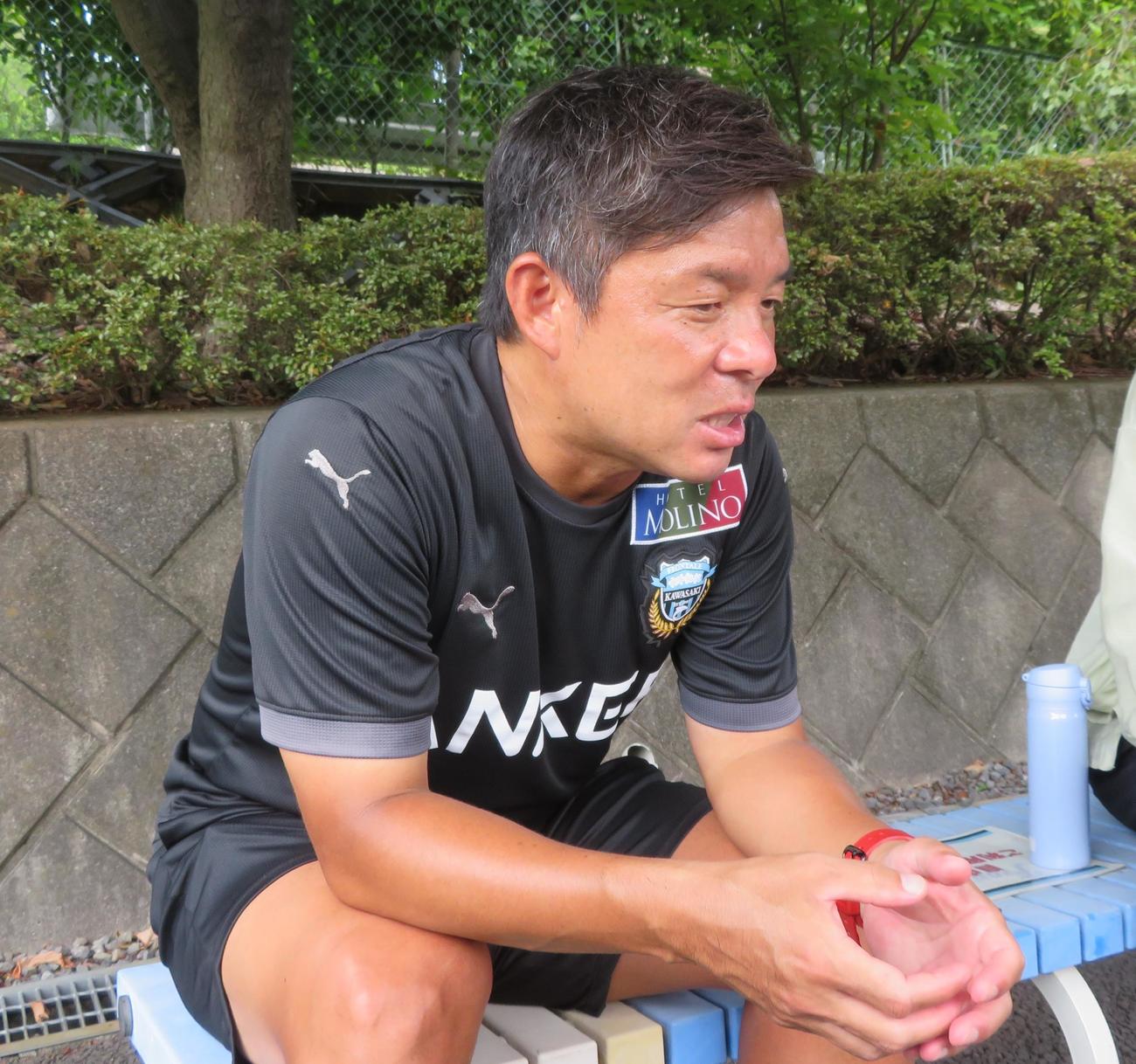 公開練習後、取材に応じる川崎フロンターレ鬼木達監督（撮影・佐藤成）