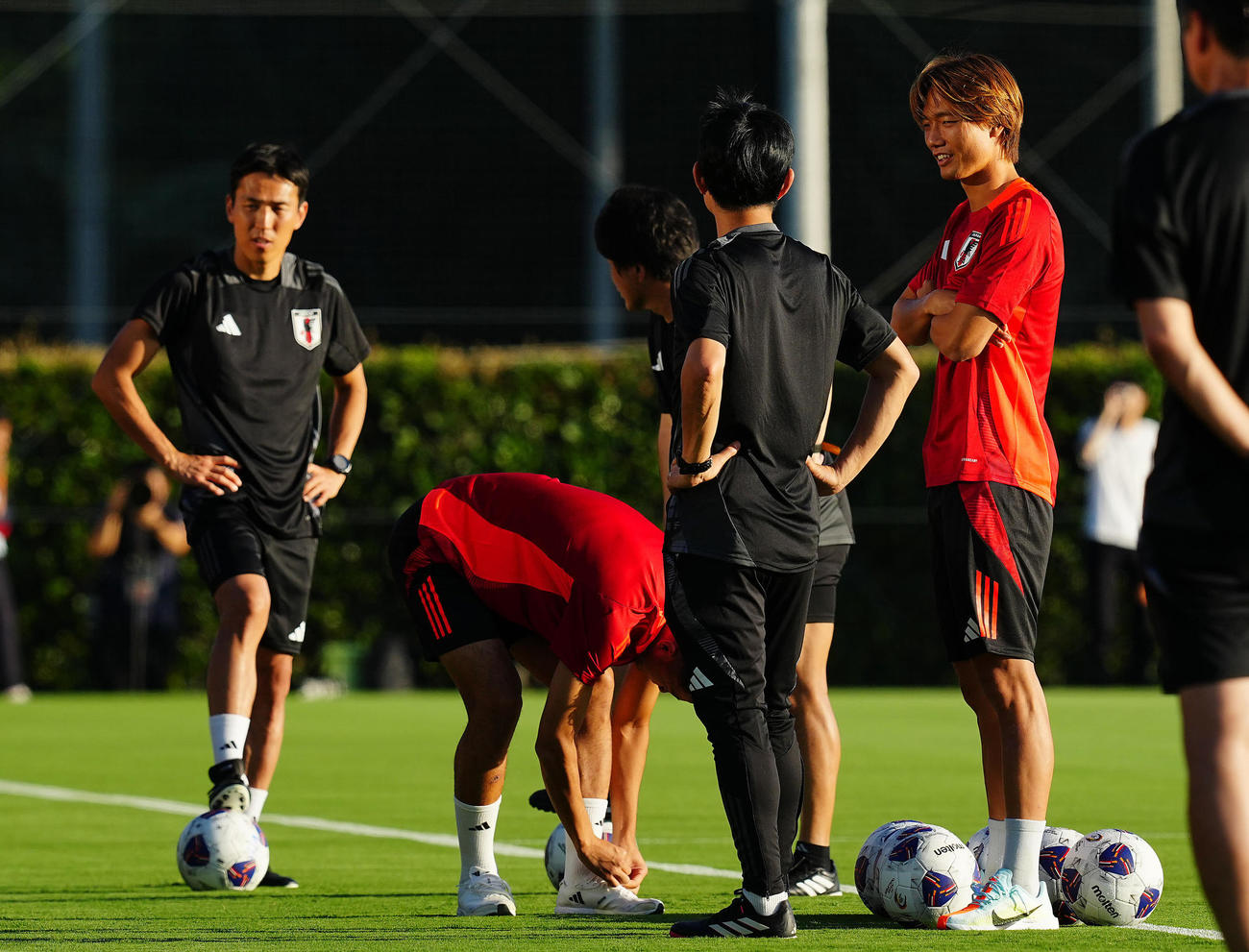 練習前、森保監督（右から2人目）と話す板倉（右）。左は長谷部コーチ（撮影・垰建太）