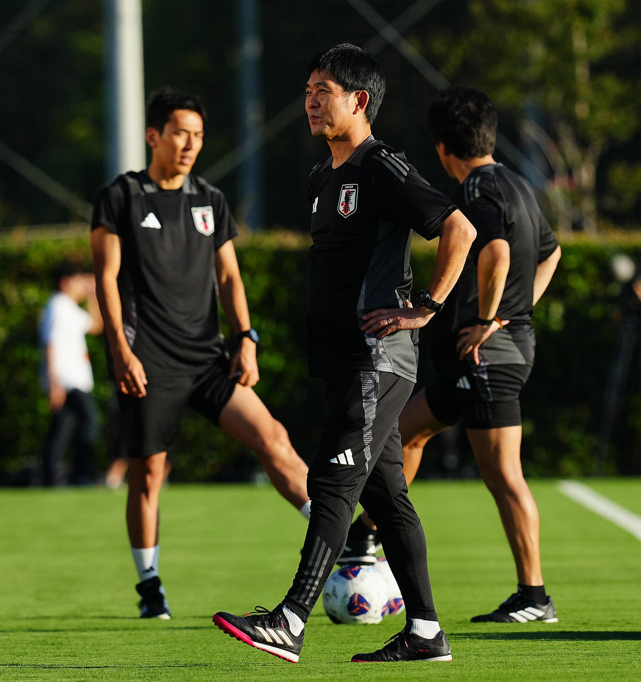 長谷部コーチ（左）らと練習に臨む森保監督（撮影・垰建太）