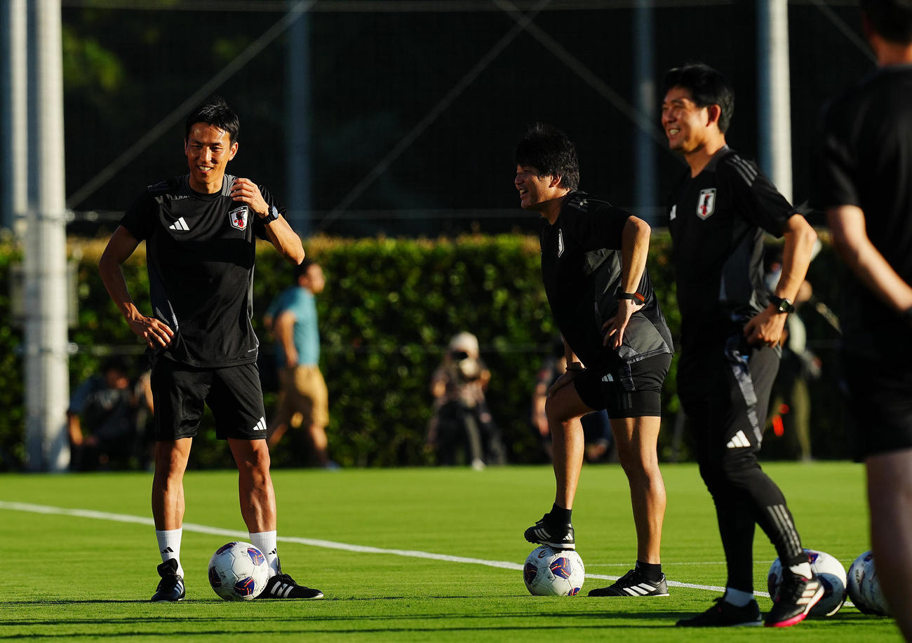 森保監督（右）らと笑顔をで練習に臨む長谷部コーチ（撮影・垰建太）