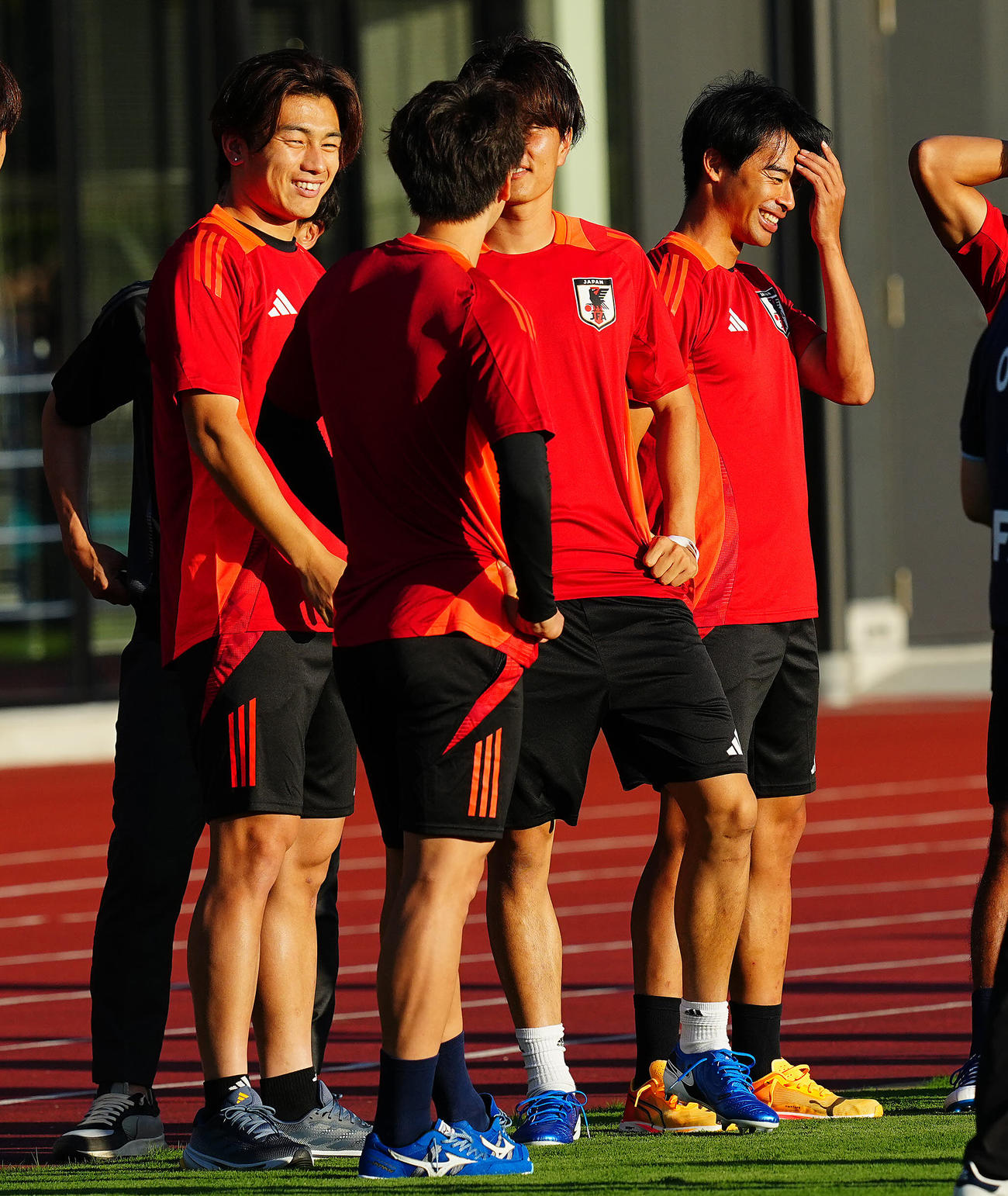 練習前、談笑する上田（左）、三笘（同4人目）ら日本代表の選手たち（撮影・垰建太）