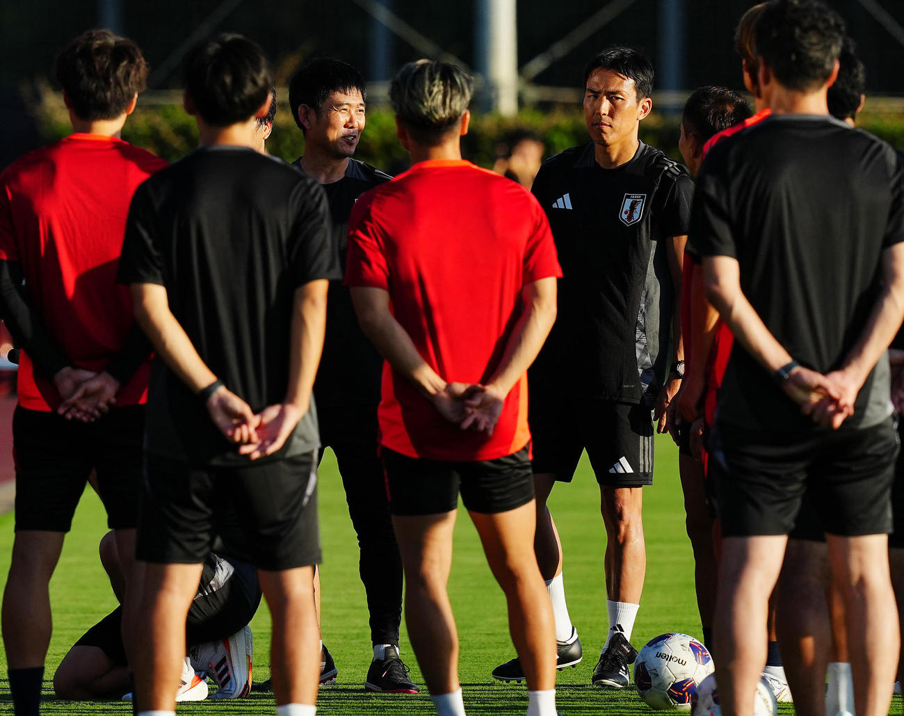 練習を前に選手らとコミュニケーションをとる森保監督（左から3人目）、長谷部コーチ（同5人目）（撮影・垰建太）