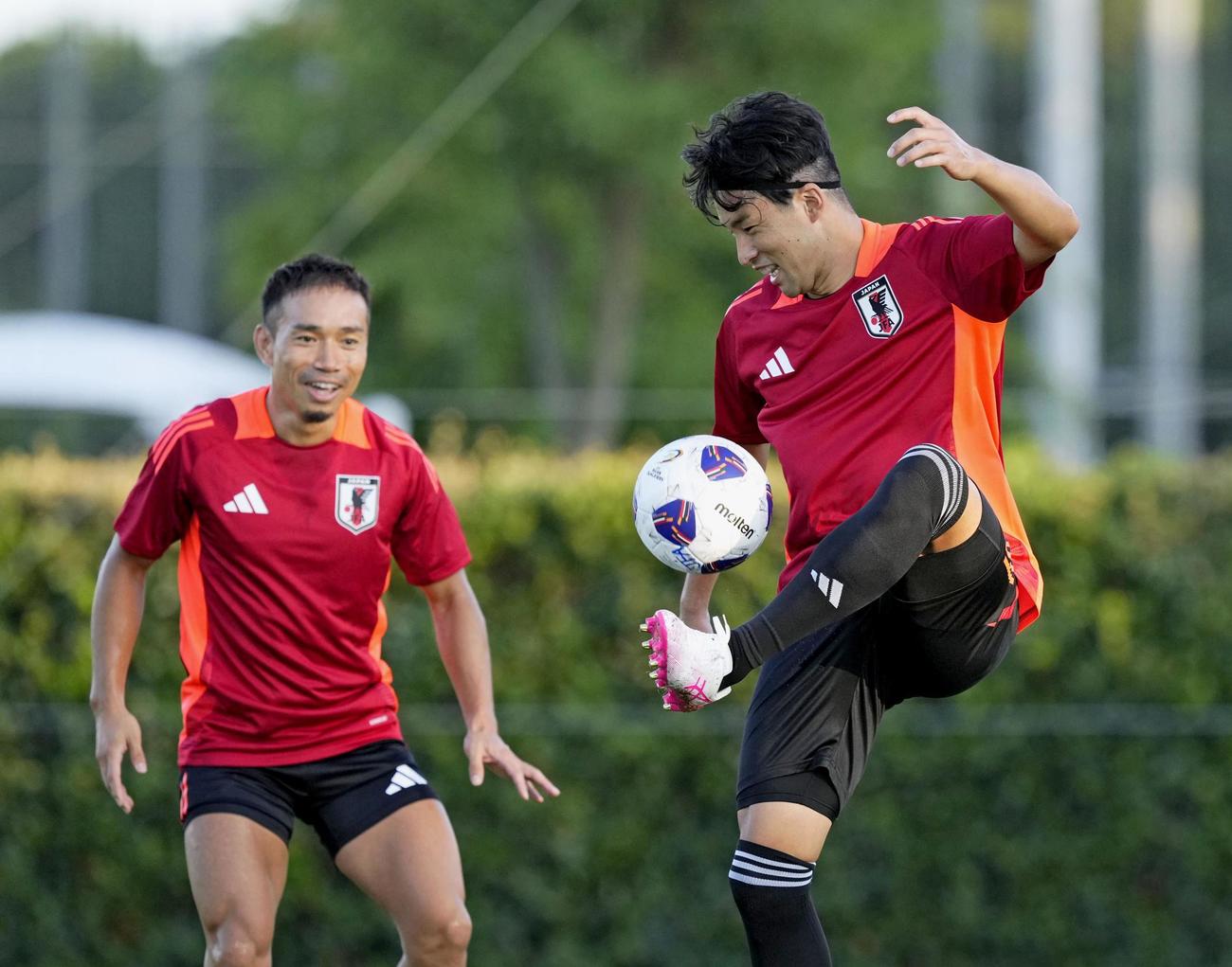 サッカーW杯アジア最終予選の中国戦に向け、調整する中山（右）と長友（共同）