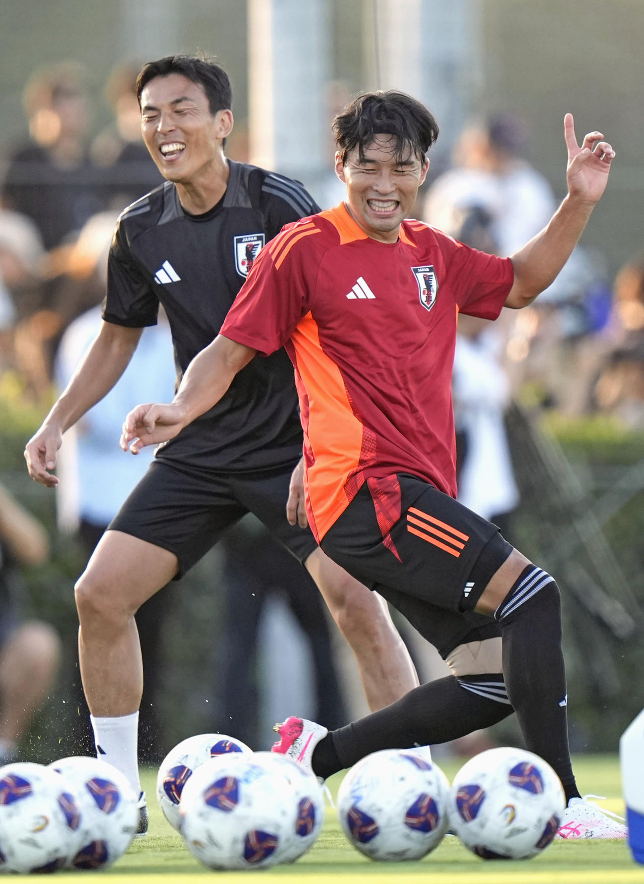 サッカーW杯アジア最終予選の中国戦に向け、調整する中山。左は長谷部コーチ（共同）