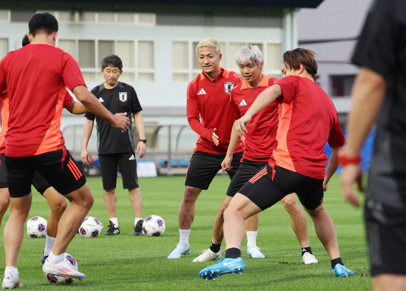 練習に臨む前田（中央）と伊東（同右）（撮影・宮地輝）