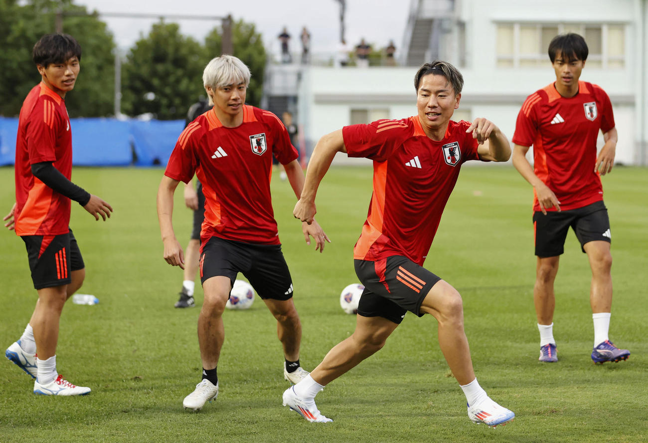 サッカーW杯アジア最終予選の中国戦に向け、調整する浅野（右から2人目）ら＝さいたま市（共同）