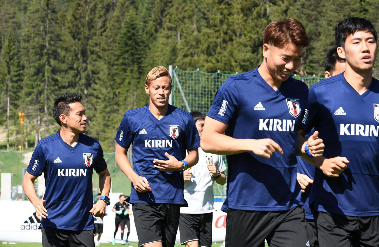 本田圭佑（左から２人目）は長友佑都と話しながらランニングする。右から遠藤、浅野（2018年6月撮影）