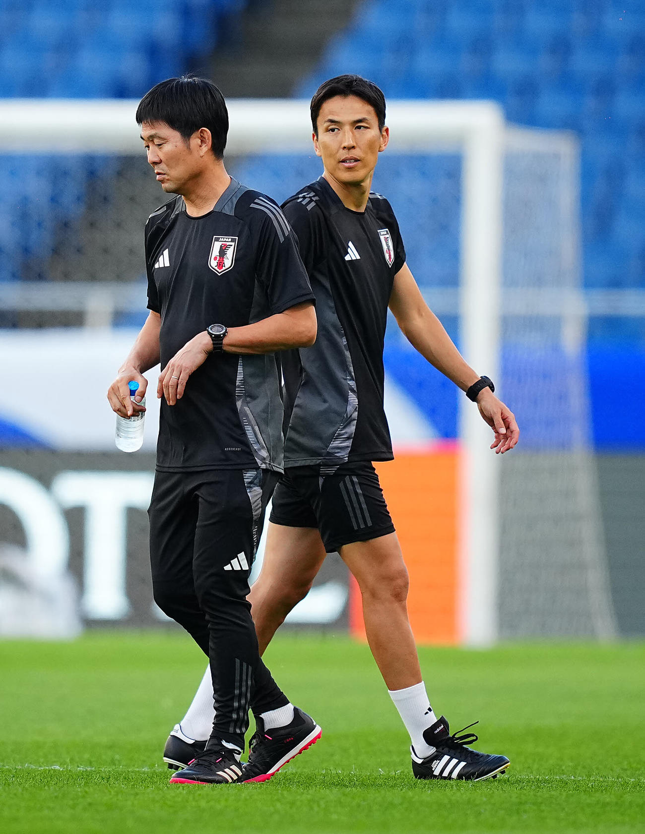練習前に森保監督（左）と言葉を交わす長谷部コーチ（撮影・垰建太）