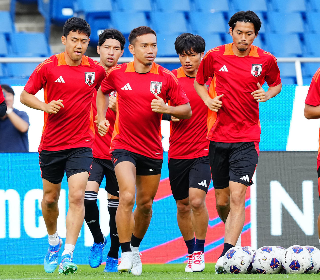 ウオーミングアップでランニングする日本の選手たち。右から町田、旗手、長友、中山、遠藤（撮影・垰建太）