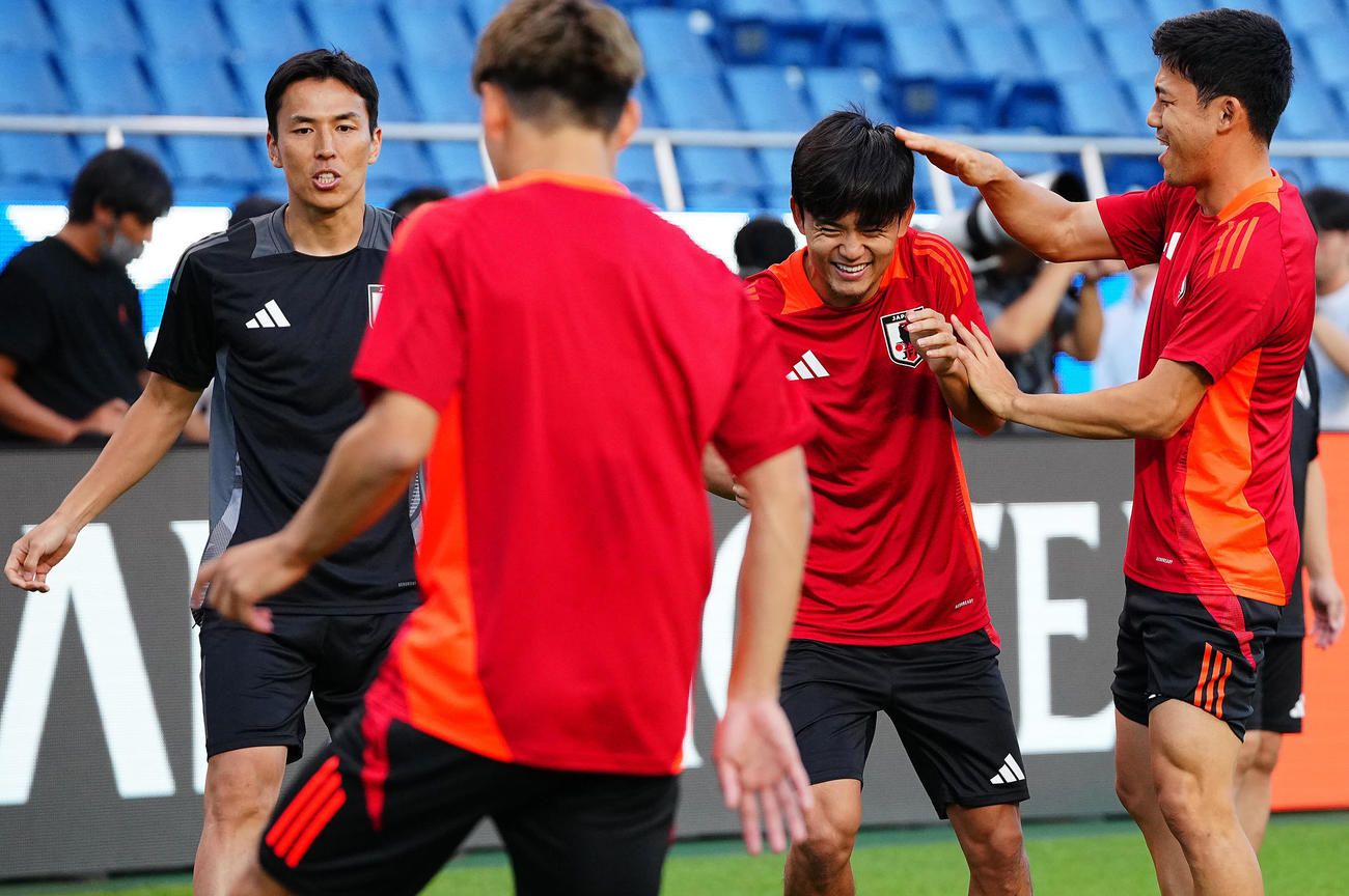 リラックスした表情で練習に臨む久保（右から2人目）と遠藤。左は長谷部コーチ（撮影・垰建太）