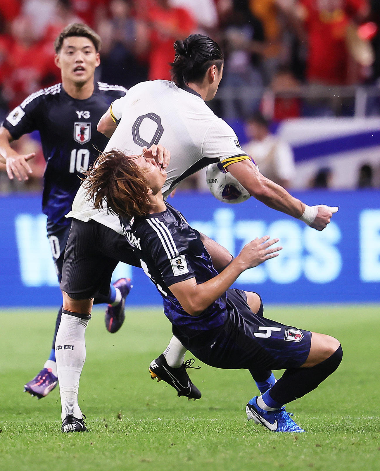 日本対中国　前半、相手のひじが入り、倒れる板倉（撮影・足立雅史）