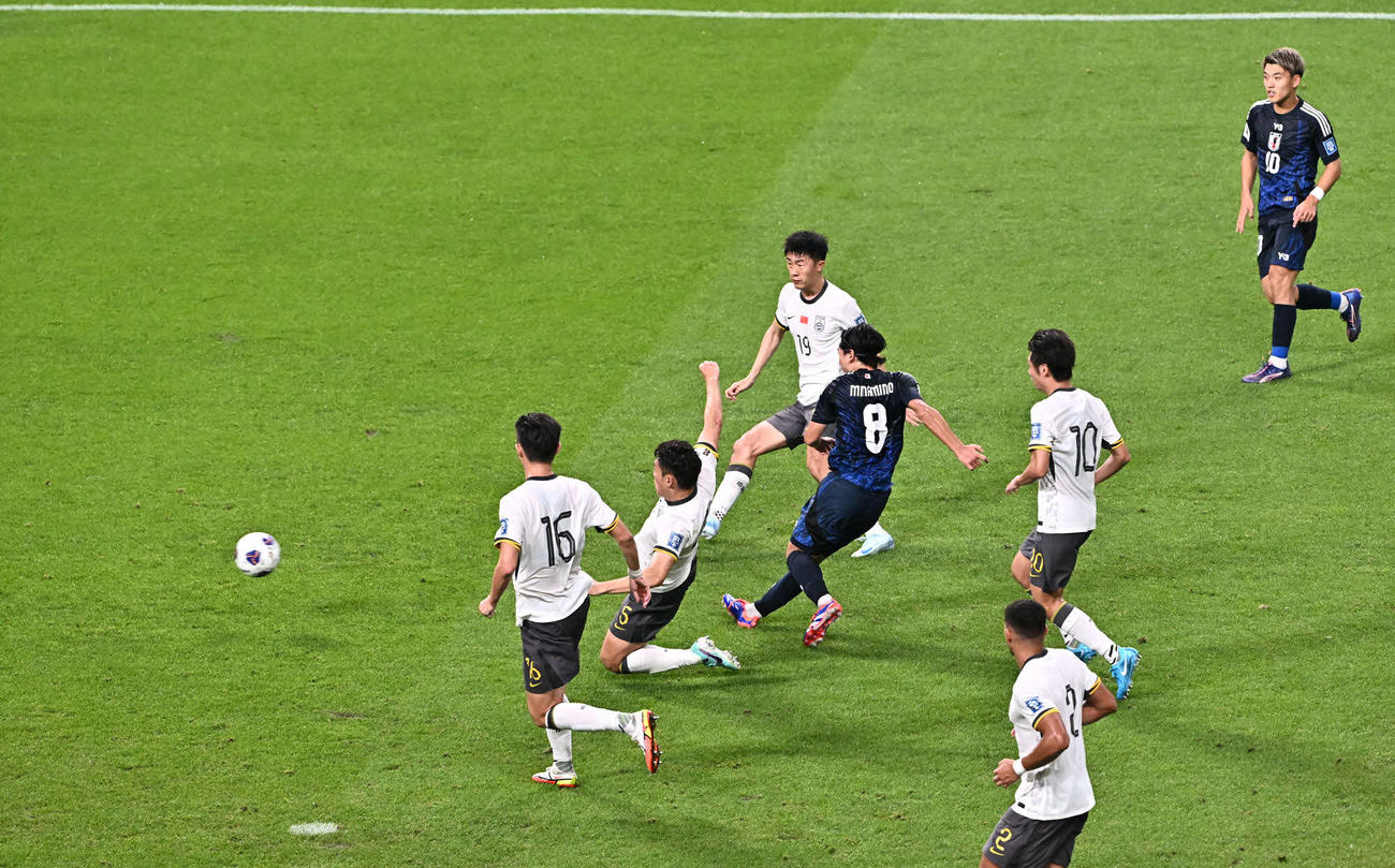 日本対中国　後半、自身2点目のゴールを決める南野（中央）（撮影・滝沢徹郎）　
