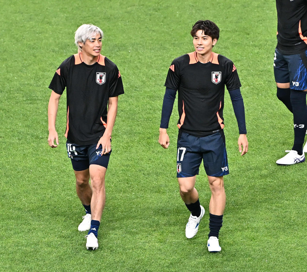 日本対中国　リラックスした表情で試合前練習する伊東（左）と田中（撮影・滝沢徹郎）　
