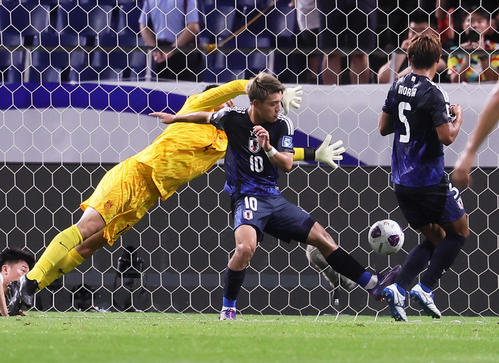 日本対中国　前半、ゴールを狙う堂安（中央）（撮影・足立雅史）
