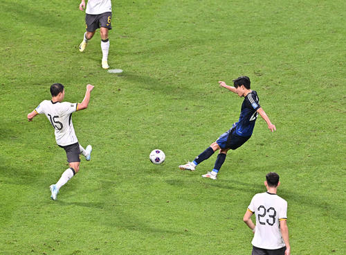 日本対中国　後半、ゴールを決める久保（右）（撮影・滝沢徹郎）　