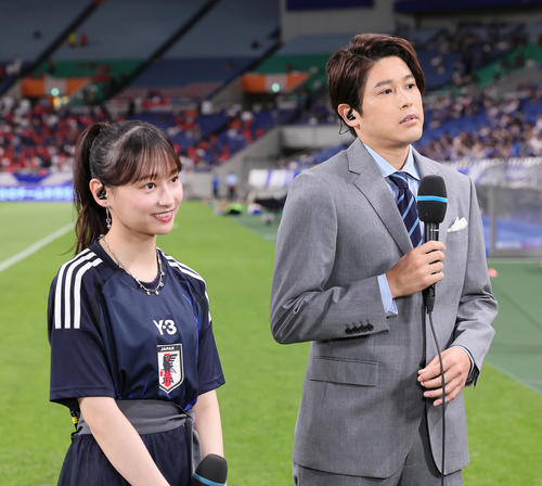 試合前、ピッチリポートを行う内田氏（右）と影山優佳（撮影・足立雅史）