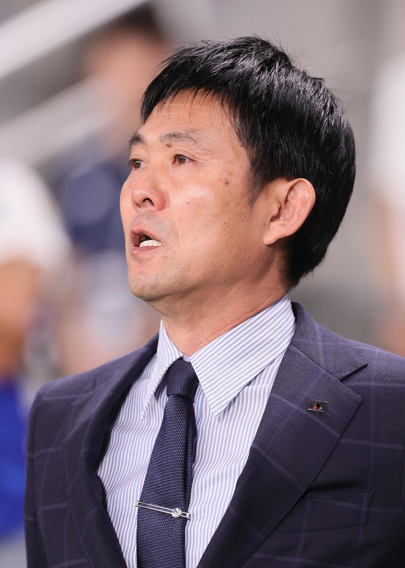 日本対中国　君が代斉唱をする森保監督（撮影・足立雅史）