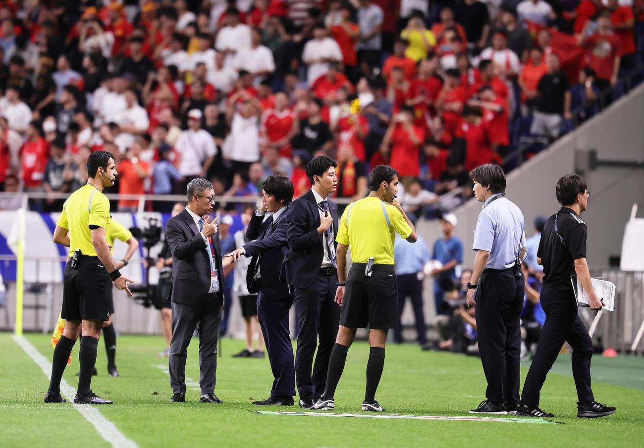 日本対中国　主審の機器トラブルで試合開始が遅れる（撮影・足立雅史）