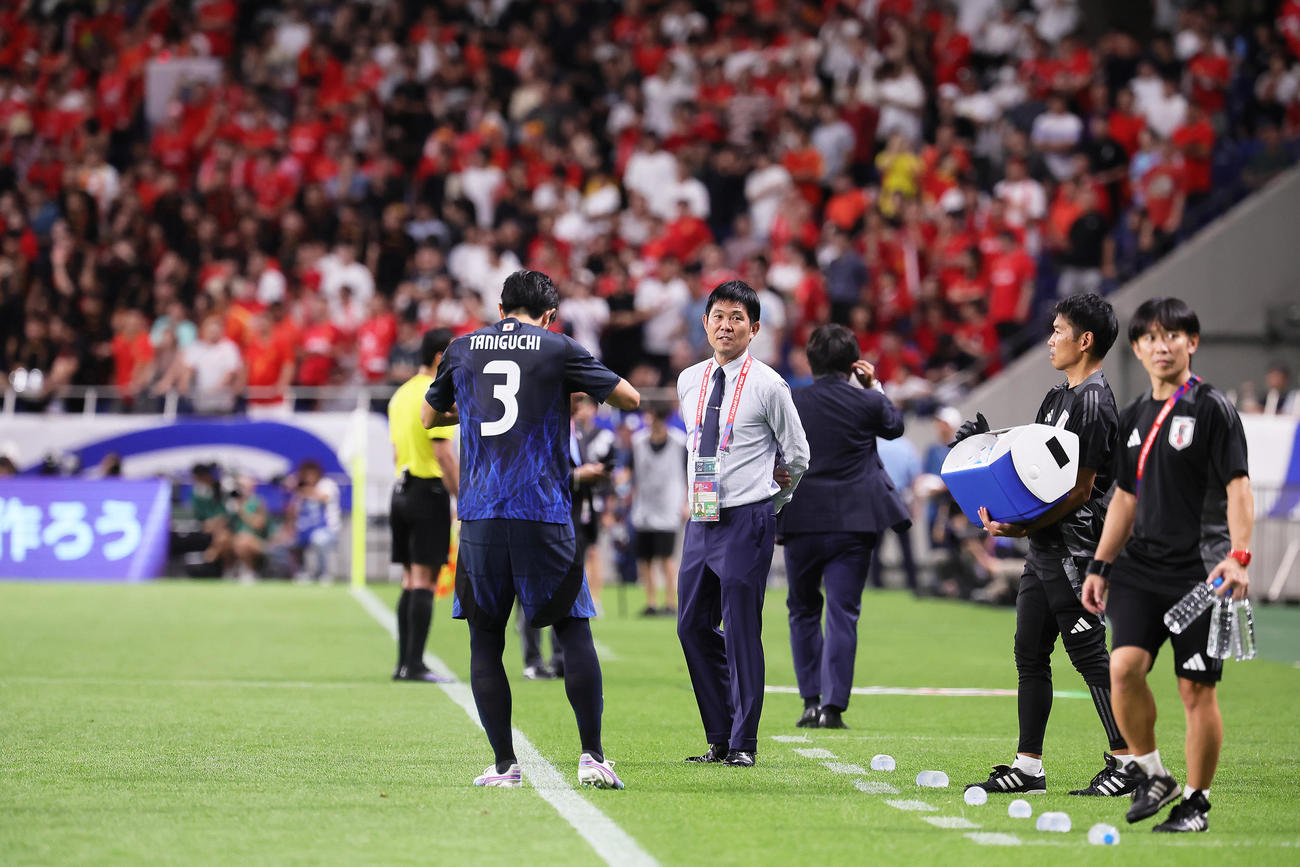日本対中国　主審の機器トラブルで試合開始が遅れ、苦笑いする森保監督（左から2人目）（撮影・足立雅史）