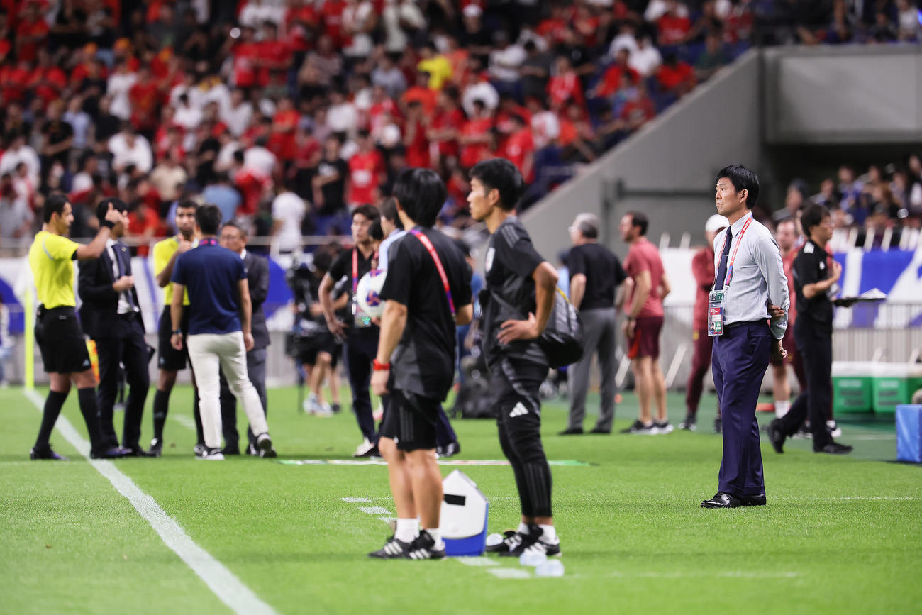 日本対中国　主審の機器トラブルで試合開始が遅れ、厳しい表情を見せる森保監督（右）（撮影・足立雅史）
