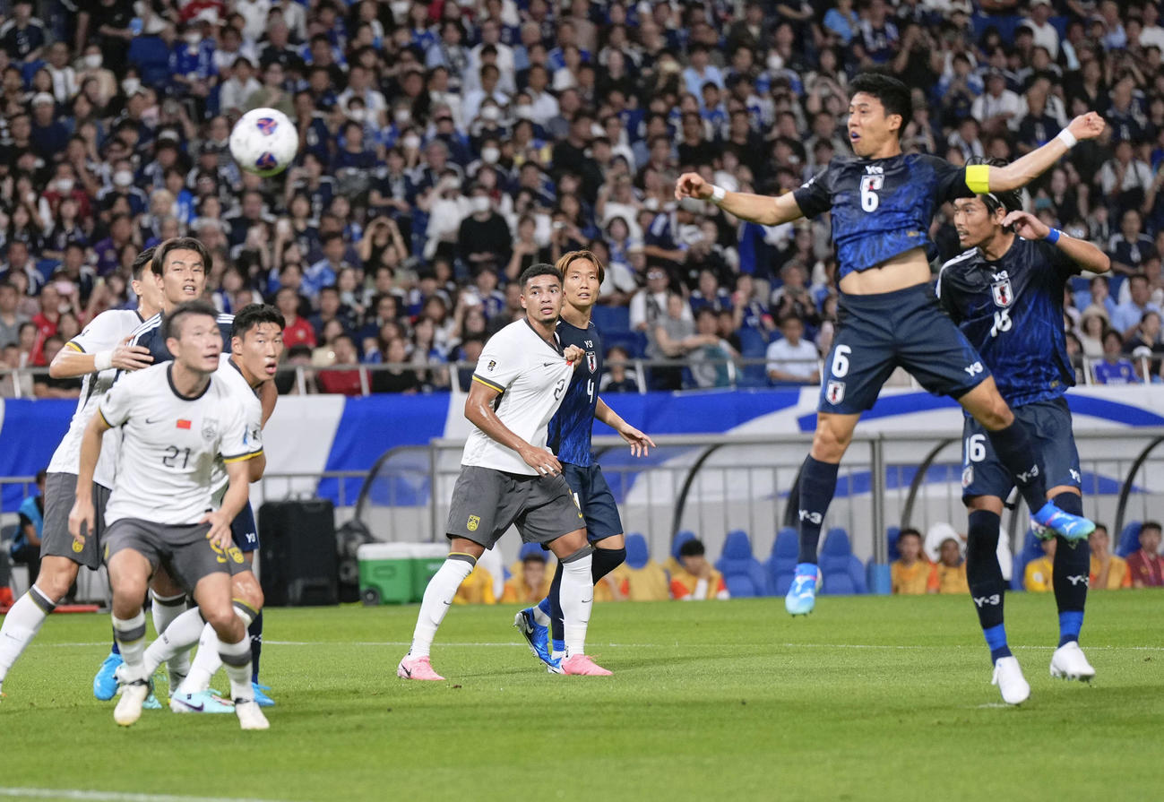 日本―中国　前半、ヘディングで先制ゴールを決める遠藤（右から2人目）＝埼玉スタジアム（共同）