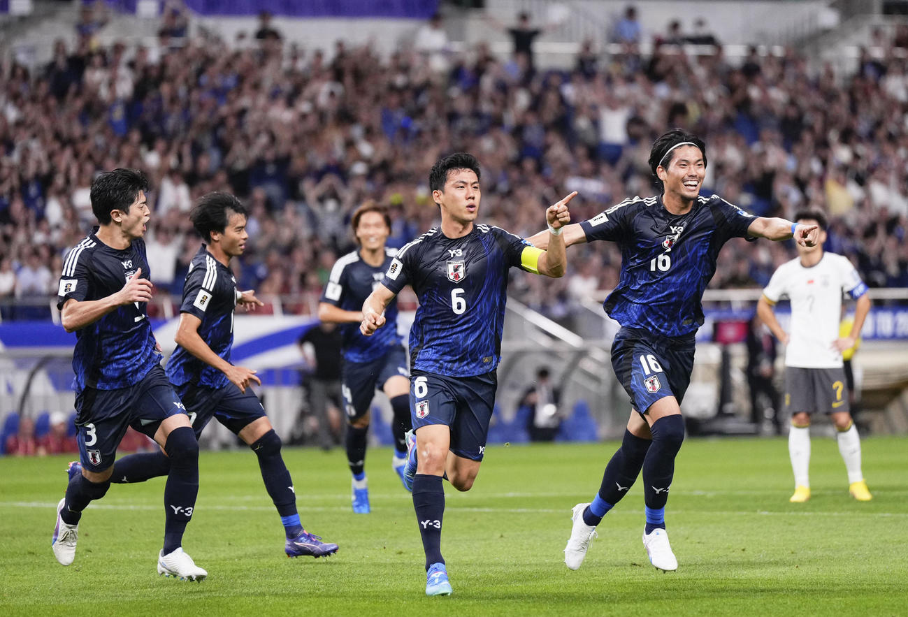 サッカーW杯アジア最終予選中国戦の前半、先制ゴールを決め駆け出す遠藤航（共同）