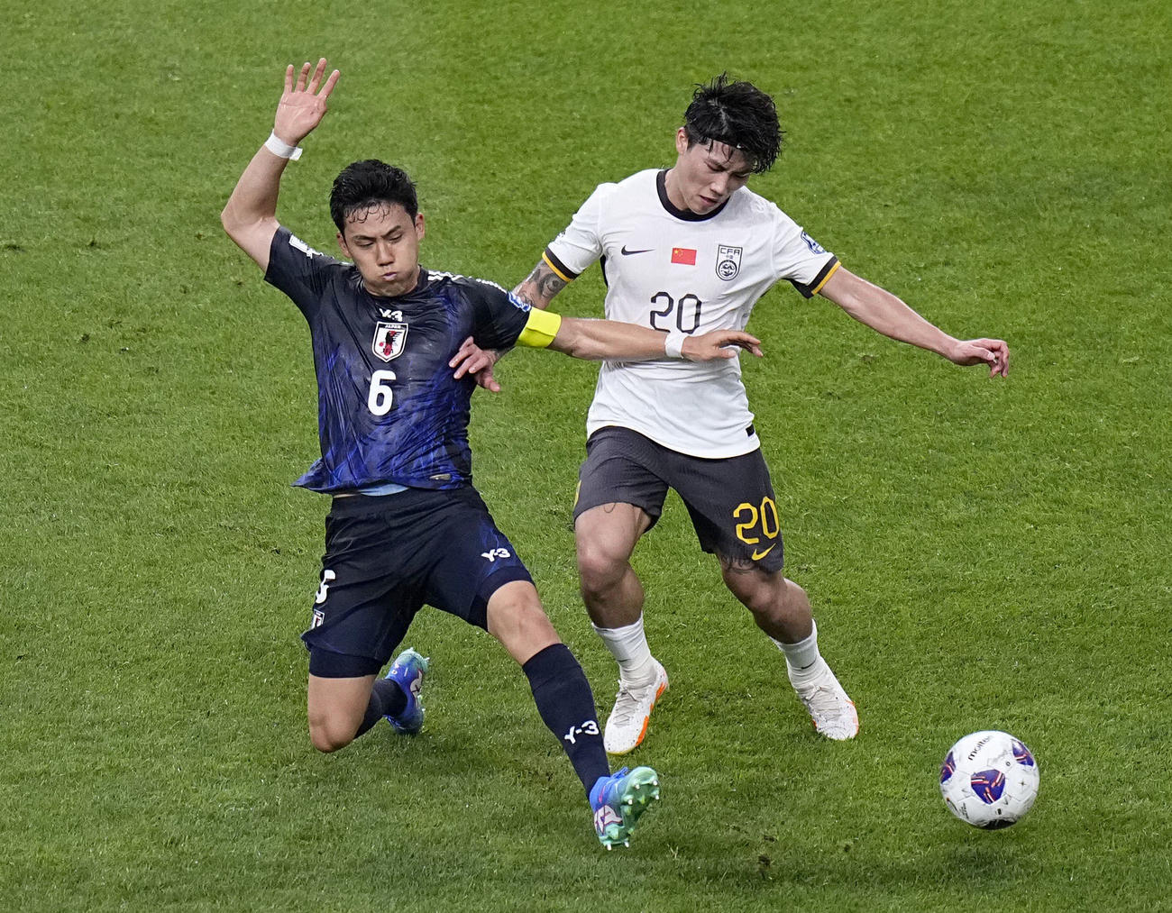 日本―中国　前半、競り合う遠藤（左）＝埼玉スタジアム（共同）