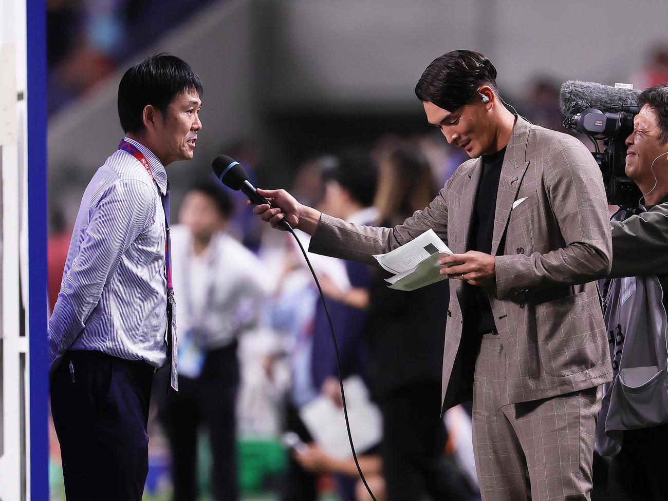 日本対中国　中国に勝利した森保監督（左）は槙野氏からインタビューを受ける（撮影・足立雅史）