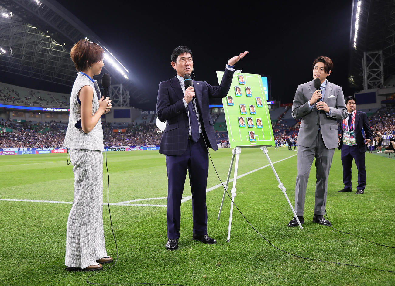 日本対中国　中国に勝利した森保監督（中央）は内田氏（右）とテレビ中継で試合を振り返る（撮影・足立雅史）