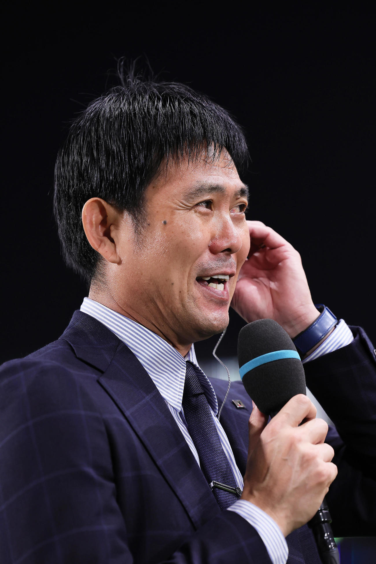 日本対中国　中国に勝利した森保監督はテレビ中継で笑顔を交えながら試合を振り返る（撮影・足立雅史）
