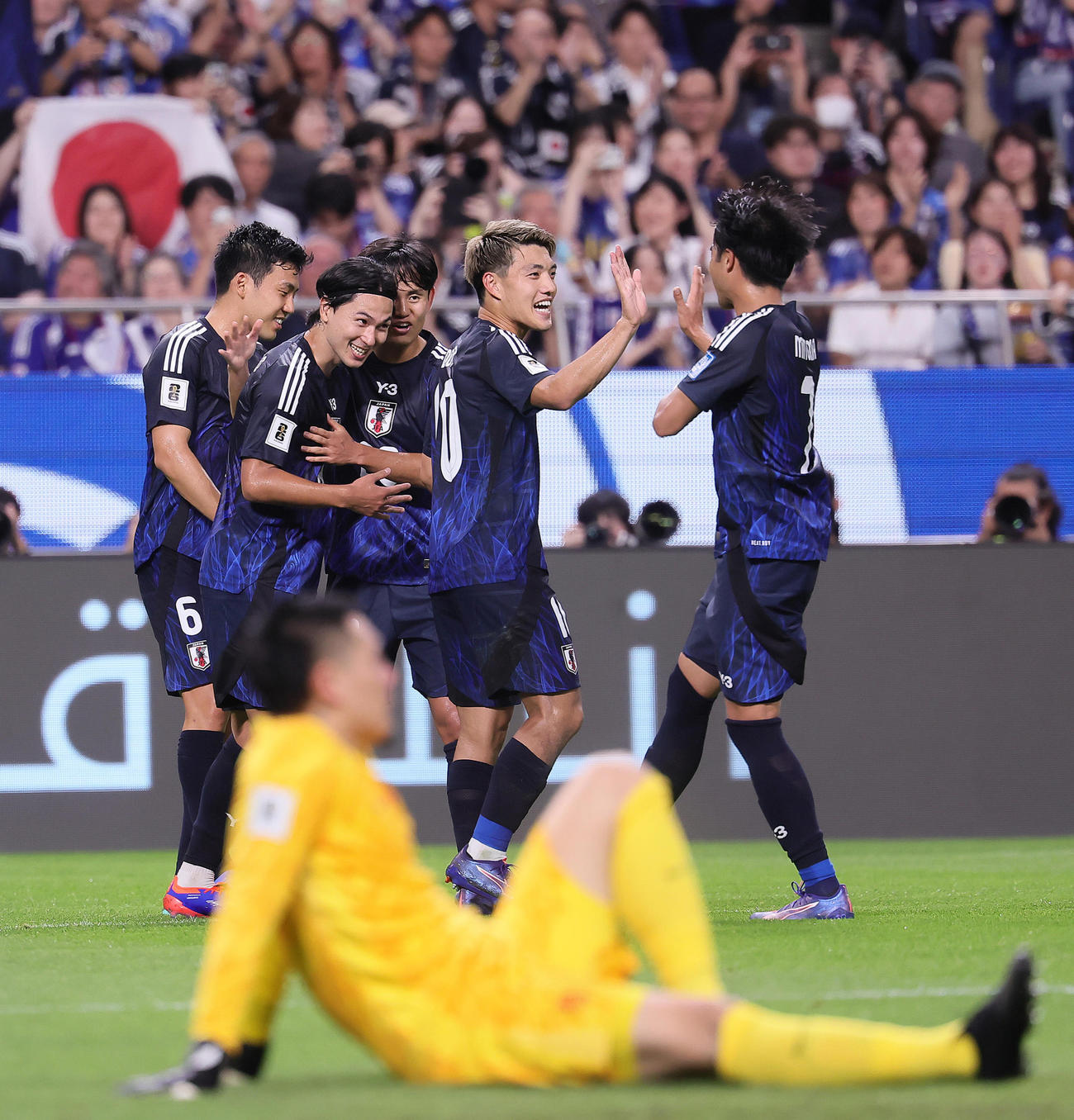 日本対中国　後半、自身2点目のゴールを決め、遠藤（左端）らと喜び合う南野（左から2人目）（撮影・足立雅史）