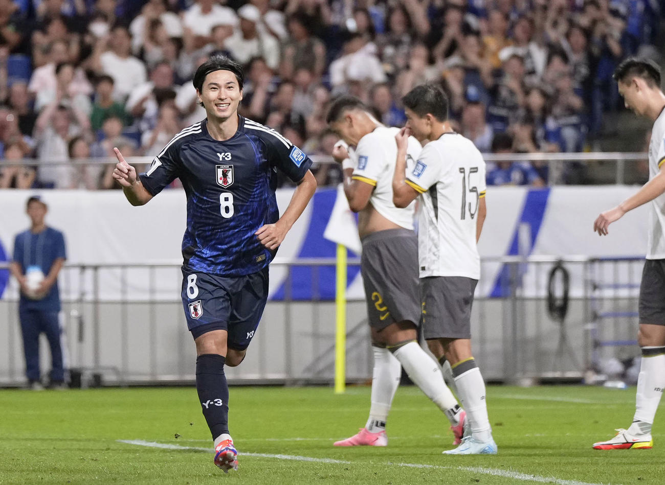 日本―中国　後半、チーム3点目のゴールを決め、駆け出す南野（左）＝埼玉スタジアム（共同）