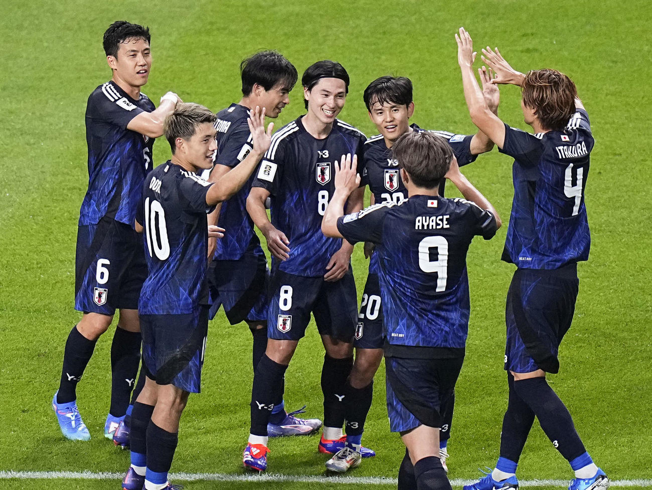 サッカーW杯アジア最終予選中国戦の後半、自身2点目のゴールを決め、祝福される南野拓実（共同）