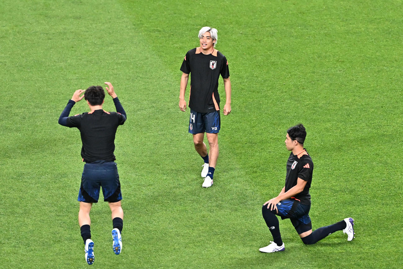 日本対中国　試合前に練習する伊東（中央）ら（撮影・滝沢徹郎）　